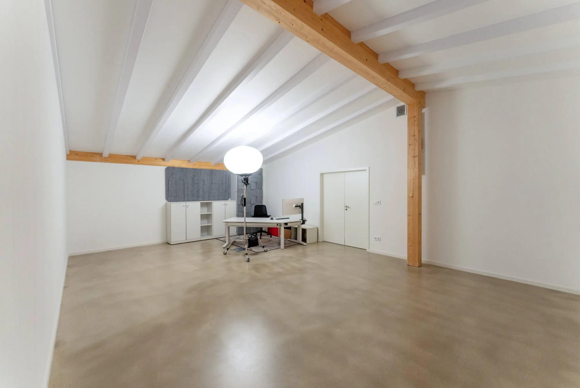 Heller Arbeitsraum mit Holzbalken