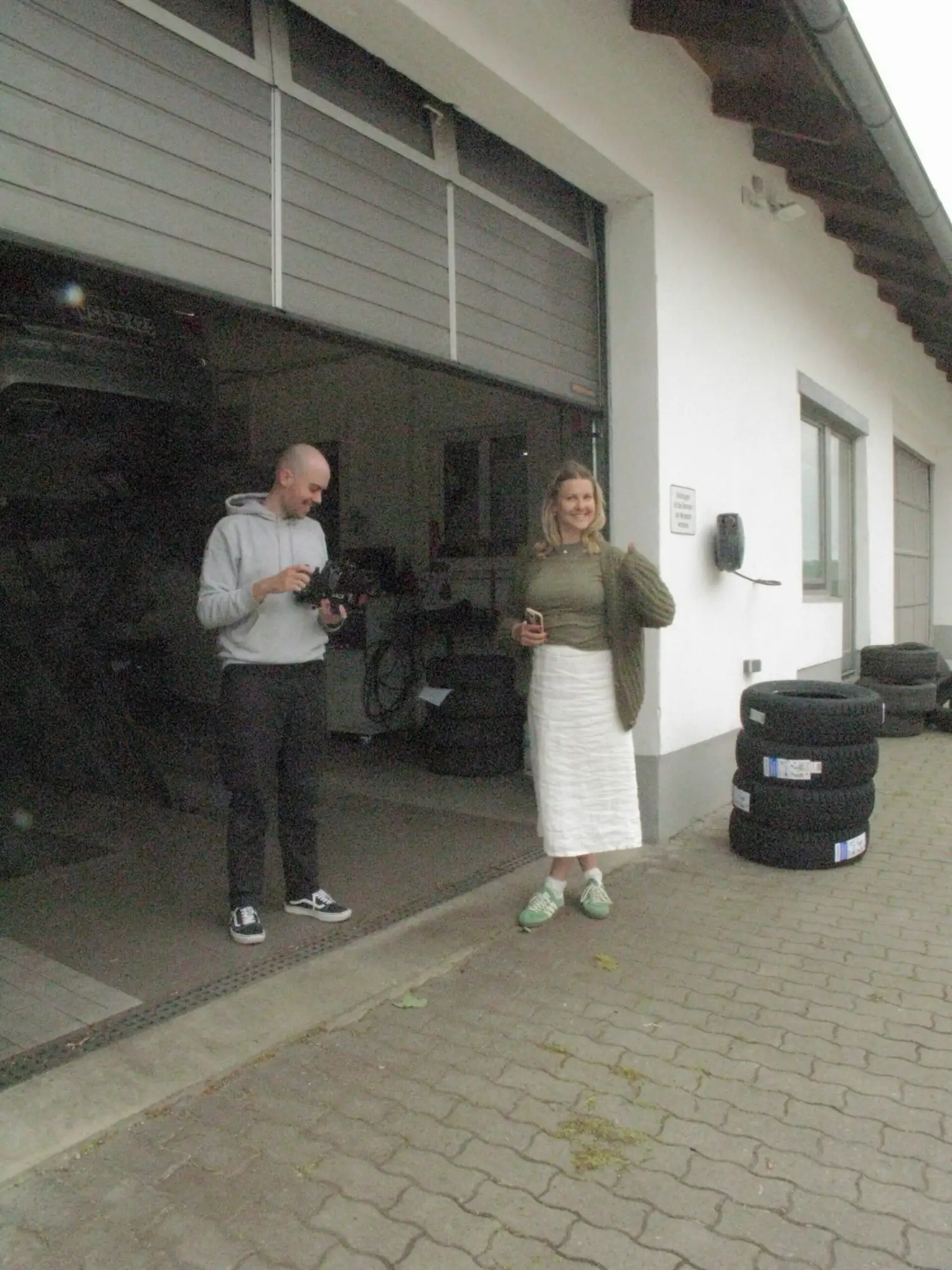 Zwei Personen besprechen ein Projekt vor Ort beim Kunden
