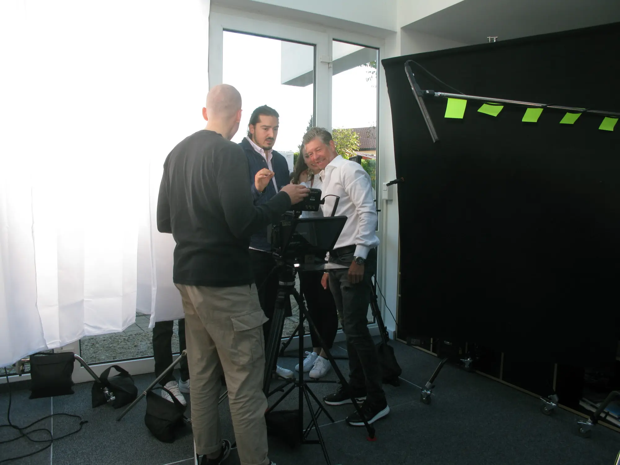 Kamerateam bespricht sich vor einer Kamera im Studio